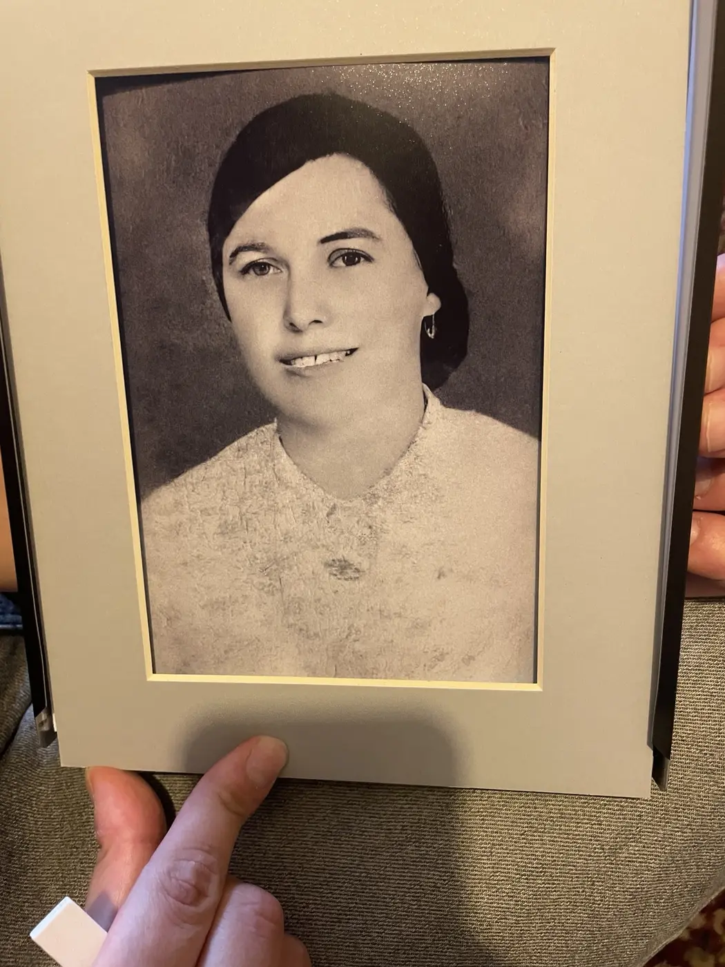 Retrato antigo da mãe de Fábio Daniel, ainda dentro da moldura