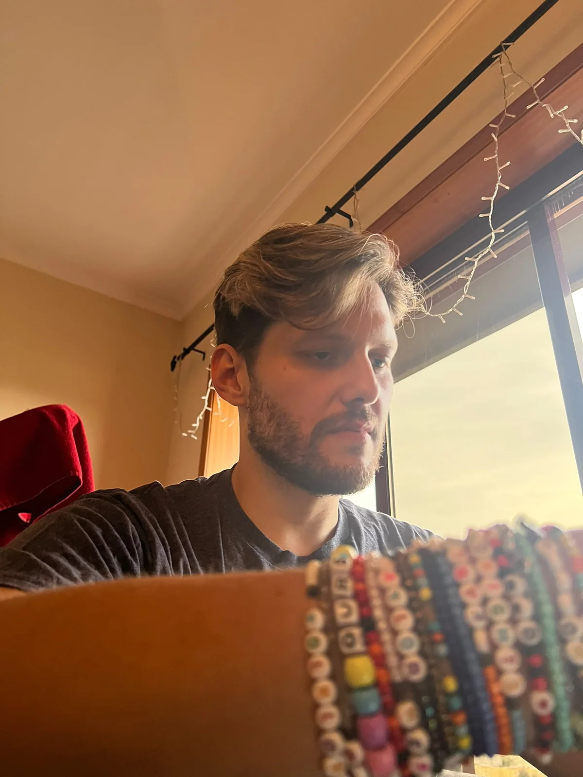 Fábio Daniel junto a uma janela, num momento de trabalho